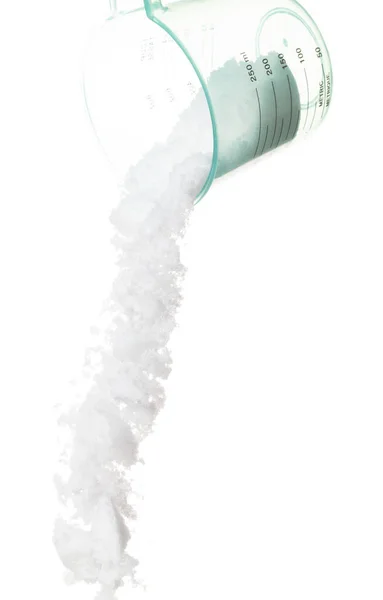 Rafinowana Sól Spada Wlewając Się Odmierzonego Kubka Proszek Białe Sole — Zdjęcie stockowe