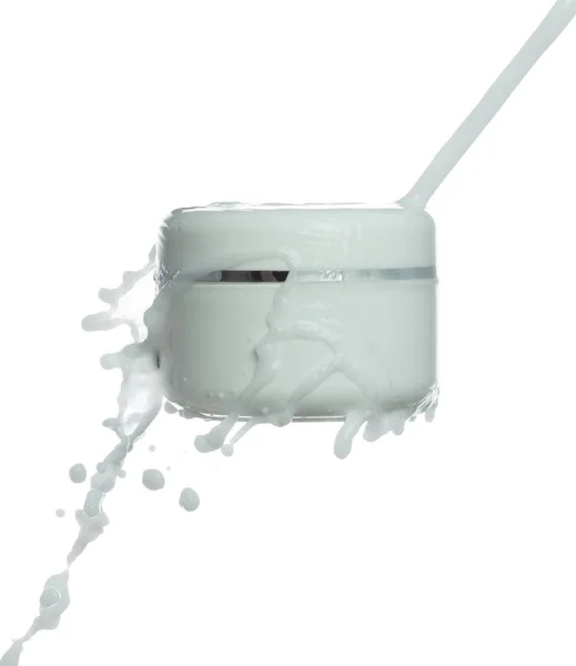 Kosmetikbehälter Weiße Lotion Tropfenform Form Fliegen Spritzen Milchlotion Die Kosmetikflasche — Stockfoto