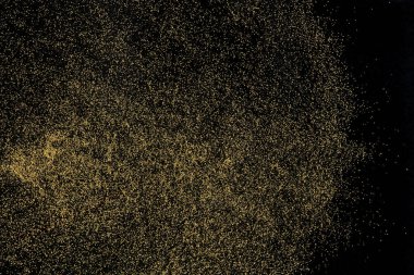 Küçük ölçekli sarı kum uçan patlama, altın rengi kum tanecikleri patlar. Soyut bulut sineği. Sarı renkli kum damlaları içine hava atıyor. siyah arkaplan izole edilmiş yüksek hızlı deklanşör, fırlatma