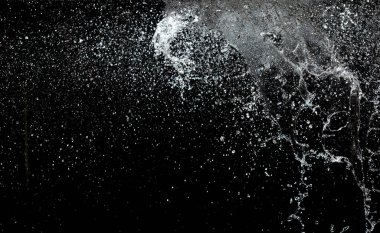 Suyun Blur Defocus görüntüsü duvara çarptı ve damla şeklinde patladı. Su saldırısı çarpışması ve havada kanat çırpma miktarı. Hareketsiz çekimi durdurun. Doku elementleri için su sıçrat