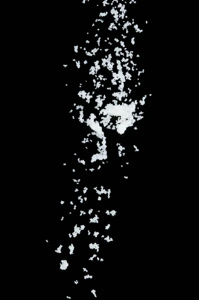 盐飞爆炸 晶白晶粒盐爆炸 云雾飘扬 美丽完整的种子盐飞溅在空气中 食物物体的设计 选择性聚焦冻结拍摄黑色背景隔离 — 图库照片