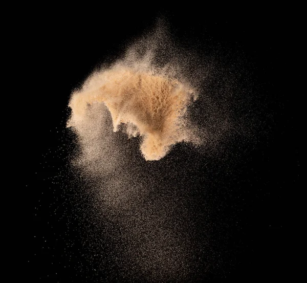 小尺寸细沙飞散爆炸 金粒波爆炸 抽象云雾飞行 黄色的沙子在空气中飞溅着二氧化硅 单兵高速抛掷冻结铅球 — 图库照片