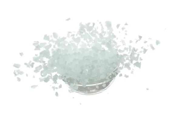 盐岩花落在碗里 白色盐岩花烧抽象云雾 大尺寸地盐飞溅在空气中 食物物体元素的设计 白色背景隔离高速冻结运动 — 图库照片