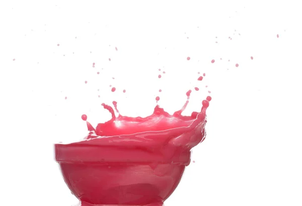 红番茄草莓汁洒在玻璃碗里 红血波飘落在空气中 红酒颜色的爆炸喷涌而出 白色背景隔离高速快门窗 冻结运动 — 图库照片