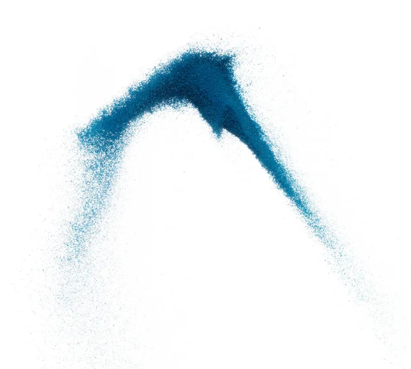 青い砂の飛行爆発 海の砂粒波爆発 抽象的な雲のフライ 空気中の色スプラッシュ投げ 白の背景隔離された高速シャッター 凍結停止を投げる — ストック写真