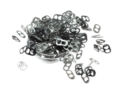 Kapaklar havada uçabilir, alüminyum kapsül düşebilir, çöp tenekesi kapağı patlamasından geri dönüşüm yapılabilir. Beyaz arkaplan izole edilmiş yüksek hız deklanşörü