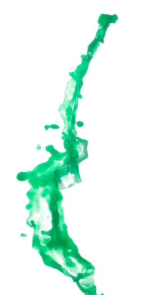 绿色油漆液体在半空中飞扬 冰块冷却 苹果汁散落 爆裂呈液滴状漂浮 白色背景隔离冷冻运动高速快门窗 — 图库照片