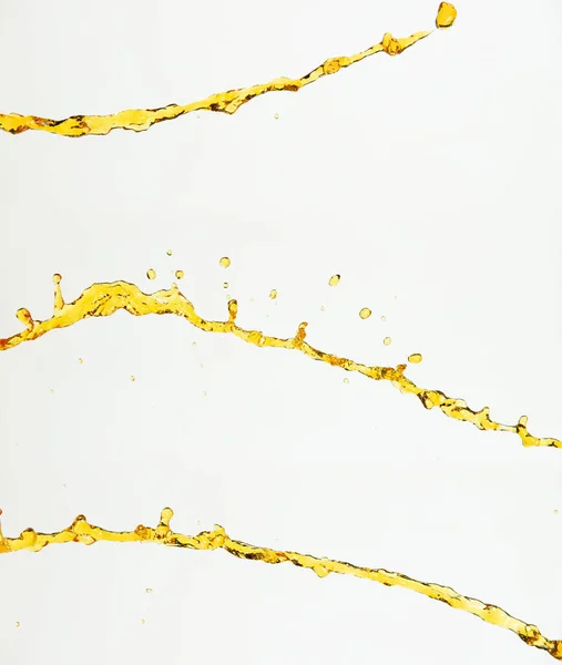 オレンジ レモン汁や油潤滑油スプラッシュ 液体金黄色のドリンクが値下がりしました 果物飲料水の要素の行の形で 新鮮な飛沫と流れるジェット 白い背景隔離された凍結運動 — ストック写真