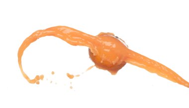 Portakal Suyu şekil olarak aşağı dökülüyor. Portakal suyu tam bir meyve patlamasına neden oldu. Sıvı su damlası gibi sıçradı. Beyaz arkaplan izole edildi, dur hareketi dondur