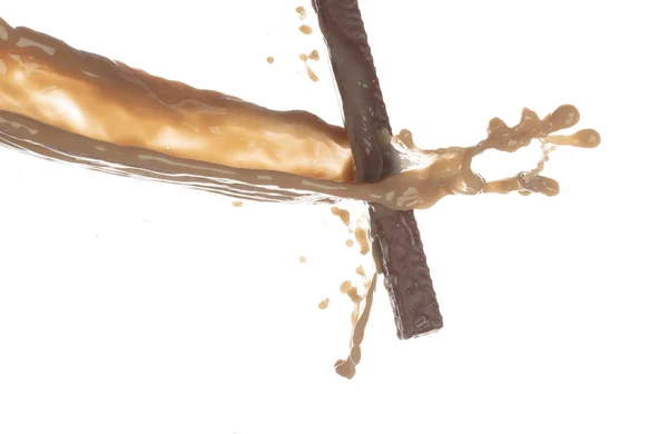 ミルクチョコレートは形のラインに注ぐ チョコレートココアスナックスティック空気中の爆発なびかせ攻撃 白い背景が隔離された静止画 — ストック写真