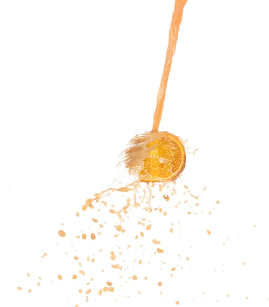 Orangensaft Ergießt Sich Form Einer Linie Orangensaft Trifft Volle Früchte — Stockfoto