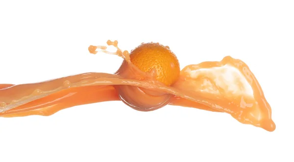 オレンジジュースは形のラインに注ぐ オレンジジューシーな空気中の爆発なびかせフルーツヒット 爆発液滴のような液体の水スプラッシュ流出 白い背景が隔離され 動きが凍る — ストック写真