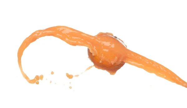 オレンジジュースは形のラインに注ぐ オレンジジューシーな空気中の爆発なびかせフルーツヒット 爆発液滴のような液体の水スプラッシュ流出 白い背景が隔離され 動きが凍る — ストック写真