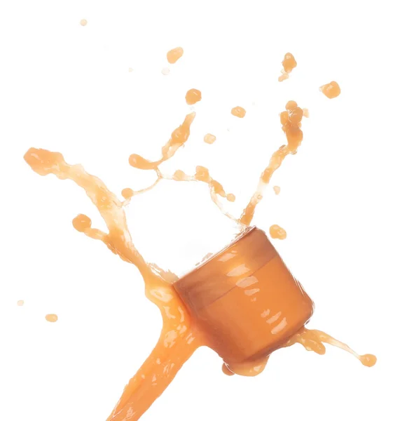 オレンジジュースモイスチャライザー化粧品ボトルの容器に注ぐ化粧水クリーム オレンジ塗料の美容液空気中の爆発なびかせ 爆発液滴のようなスプラッシュ流出 隔離された白い背景 — ストック写真