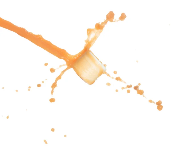 橙汁保湿乳霜倒入化妆品瓶中 橙色油漆美洗液在空气中飘扬着爆炸声 飞溅的水花像爆炸的水滴 孤立的白色背景 — 图库照片