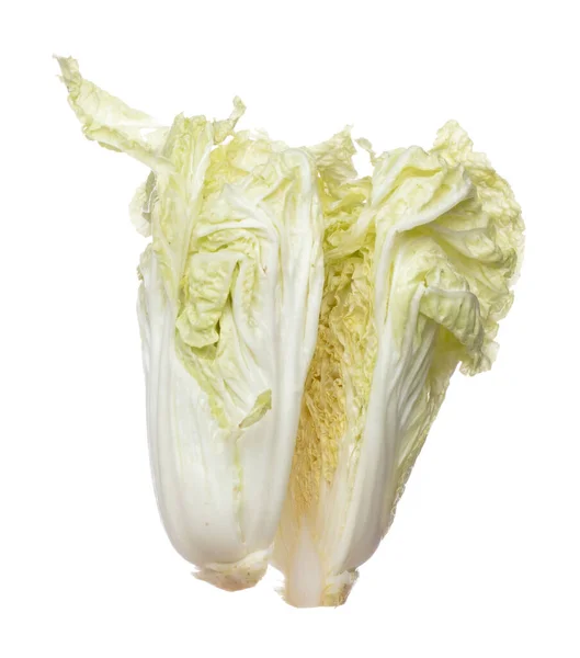 大白菜飞落在半空中 青菜大白菜切成片一半 有机新鲜蔬菜与大白菜叶一起食用 紧凑型质感 孤立的白色背景 — 图库照片
