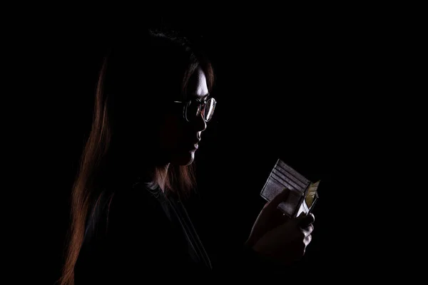 Yetişkin Gözlüklü Kadın Kredi Kartını Aldı Cüzdanından Kartı Çıkardı Zavallı — Stok fotoğraf
