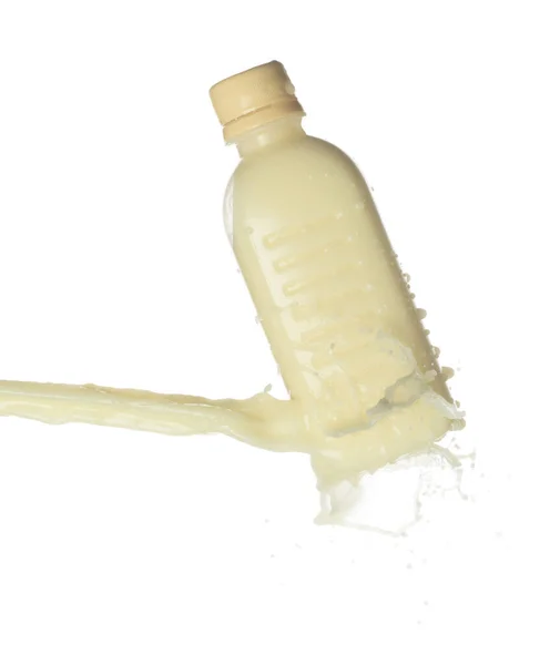 豆腐豆乳は瓶の容器に落ちる注ぐ 大豆ミルクや化粧品クリームの保湿剤は 塗料の色としてスプラッシュ流出します 白地分離高速シャッターフリーズ動作 — ストック写真