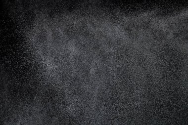 Milyonlarca yıldız tozu, yağan yağmurun, yağan karın, şiddetli kar fırtınasının fotoğrafı. Siyah arkaplandaki dondurucu çekim izole edildi. Sprey su dumanı rüzgardaki yıldız parçacığı gibi