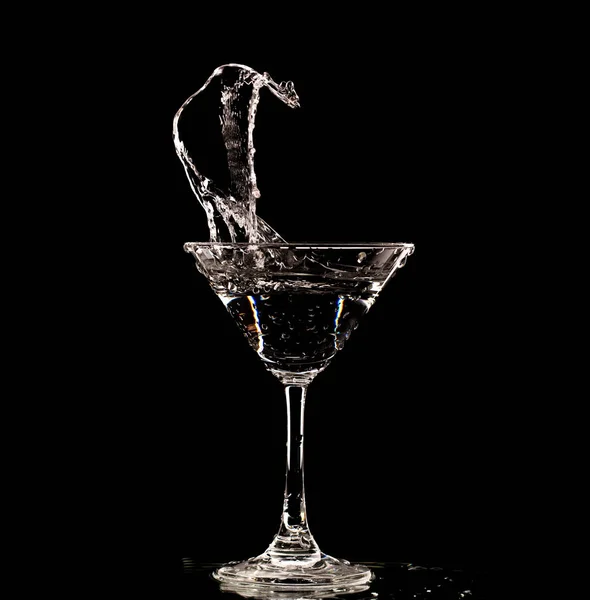 Koktél Üveg Fröccsenő Víz Alkohol Crystal Cocktail Ital Fröccsenő Levegő — Stock Fotó