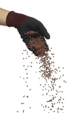 Çamur drenajı minicik top yere dökülüyor, kürekte patlama oluyor. Clay Drainage topu şekil biçimi şeklinde bir patlamayla sıçradı. Beyaz arkaplan yüksek hız deklanşör dondurma hareketini izole etti