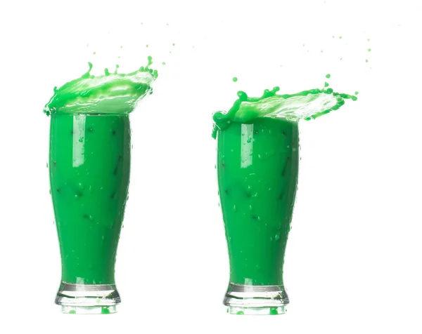 绿茶奶茶倒地 空气爆裂 绿色的Matcha奶茶洒在形状玻璃碗中 作为油漆的颜色 白色背景隔离高速快门速度冻结运动 — 图库照片
