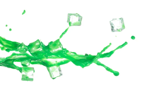 绿茶奶茶倒了下来 冷冰冰地在空气中爆炸 绿茶奶茶洒出的水花以形状线的形式作为油漆的颜色 白色背景隔离高速快门窗冻结 — 图库照片