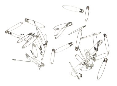 Emniyet iğnesi broşu döküldü, havaya uçtu. Birçok güvenlik iğnesi orta büyüklükte su sıçratır. Beyaz arkaplan yüksek hız deklanşör dondurma hareketini izole etti