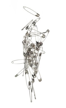 Emniyet iğnesi broşu döküldü, havaya uçtu. Çengelli iğnelerin çoğu yüzen gruplarda su sıçratır. Beyaz arkaplan yüksek hız deklanşör dondurma hareketini izole etti