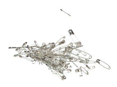 Emniyet iğnesi broşu döküldü, havaya uçtu. Birçok güvenlik iğnesi büyüklüğü grup halinde yüzer. Beyaz arkaplan yüksek hız deklanşör dondurma hareketini izole etti