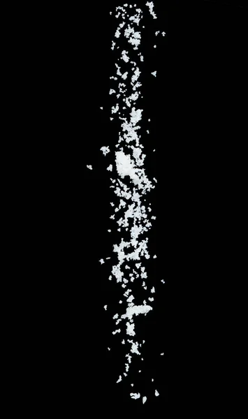 盐飞爆炸 晶白晶粒盐爆炸 云雾飘扬 美丽完整的种子盐飞溅在空气中 食物物体的设计 选择性聚焦冻结拍摄黑色背景隔离 — 图库照片