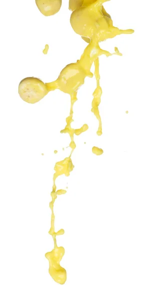 香蕉汁飞落下来 黄香蕉片汁波涛汹涌 黄色的油漆飞溅在空气中 白色背景隔离高速快门窗 抛掷冻结停止运动 — 图库照片