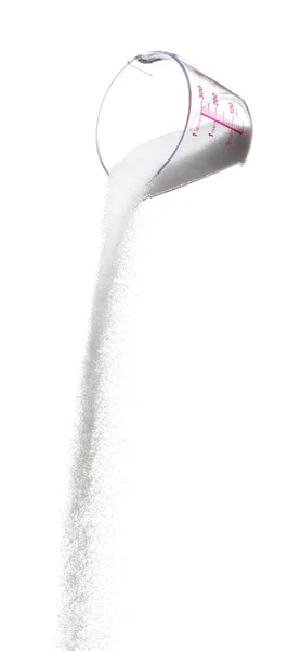 純粋な洗練された砂糖を測定カップでは 白の結晶性の砂糖の秋のラインダウン 空気中で純粋な洗練された砂糖を停止し 食品オブジェクトのデザイン 白い背景隔離された高速凍結運動 — ストック写真