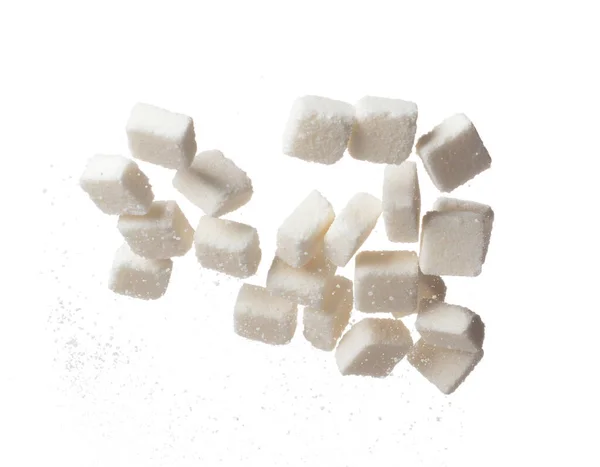 純粋な精製シュガーキューブ爆発飛んで 白い結晶シュガー抽象的な雲が飛ぶ 純粋な洗練された砂糖キューブ空気中のスプラッシュ停止 食品オブジェクトのデザイン 白い背景隔離された高速凍結運動 — ストック写真