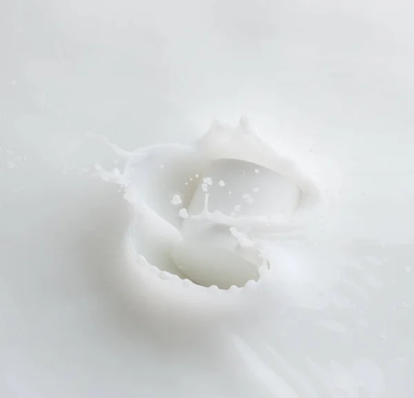 Kosmetikbehälter Weiße Lotion Tröpfchen Fliegen Spritzer Milchlotion Die Kosmetikflasche Gießen — Stockfoto