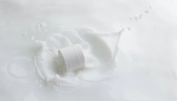 Kosmetikbehälter Weiße Lotion Tröpfchen Fliegen Spritzer Milchlotion Die Kosmetikflasche Gießen — Stockfoto