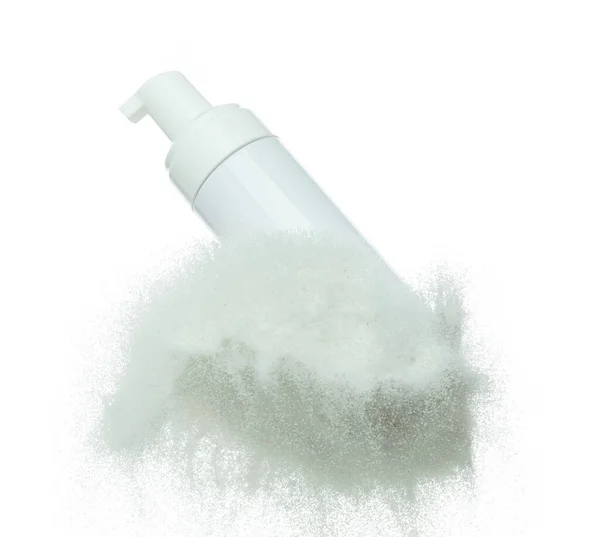 化粧品容器白いボトルは白い砂の上に飛び散って飛ぶ 空中で透明な砂の粉をチューブ モイスチャライザー化粧水クリームボトル爆発飛行 白地分離高速シャッター — ストック写真