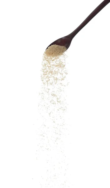 ブラウンシュガー秋 茶色の粒状の砂糖抽象的な雲を注ぐ木製のスプーンから飛ぶ 美しい完全な種サトウキビ 食品オブジェクトのデザイン 選択的フォーカスフリーズショット白の背景が隔離 — ストック写真