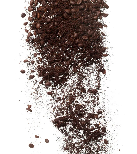 咖啡粉和豆子倒地成团 咖啡碎种子浮出水面 抽象云雾飞散 咖啡粉豆浆飞溅在空气中 白色背景隔离高速快门窗 — 图库照片