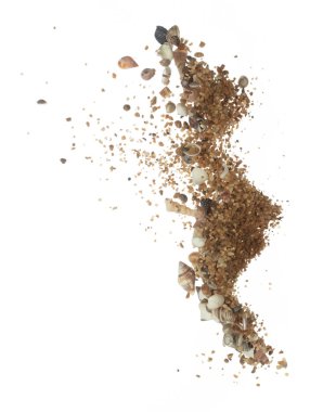 Deniz kabuğu kumu havaya sıçrıyor. Deniz kabuğu patlaması, kum bulutu sineği. Birçok Deniz kabuğu birçok grupta dağılır. Beyaz arkaplan yüksek hız deklanşör dondurma hareketini izole etti