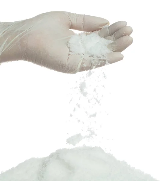 食盐从手上滑落 巨大的白色盐花爆裂了抽象的云彩落下 盐岩掺入粉料 调料元素设计 孤立的白色背景 — 图库照片