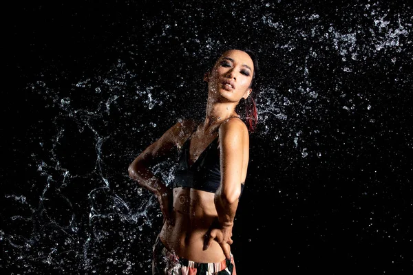 Solbränd Hud Asiatisk Kvinna Bikini Poserar Akvateljé Splash Droppar Vatten — Stockfoto