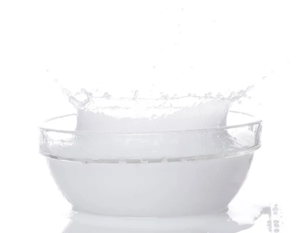 牛奶酸奶白水从碗里溅了出来 牛奶乳液在半空中飘浮 牛奶润肤剂爆炸 飞溅而出 白色背景隔离高速快门速度冻结运动 — 图库照片