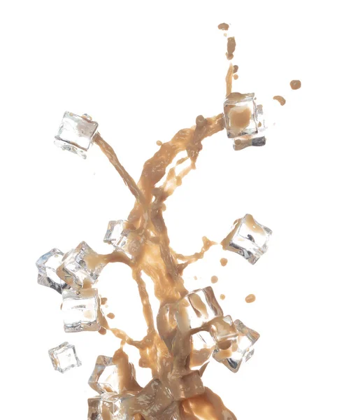 ミルクティー秋のアイスキューブ形のラインに注ぐクール ミルクアイスコーヒーをドロップレットにスプラッシュ チョコレートココア空気中の爆発なびかせ攻撃 白い背景が隔離され 動きが凍る — ストック写真