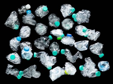 Plastik şişe havada uçar, evcil plastik şişe yeşil kapaklı patlar. Kullanılmış plastik şişeler içine hava atıyor. Siyah arkaplan izole edilmiş yüksek hız deklanşörü