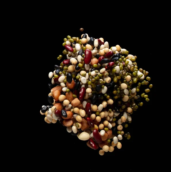 ミックス豆の爆発を いくつかの種類の豆のフロート爆発落ちる 乾燥混合白緑赤大豆黒ピーナッツ豆空気中のスプラッシュ投げ 黒の背景孤立 — ストック写真