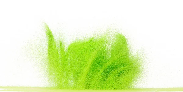 小尺寸绿沙飞散 蔬菜沙粒爆裂 抽象云雾飞行 绿色的沙子飞溅在空气中 白色背景隔离高速快门窗 抛掷冻结 — 图库照片
