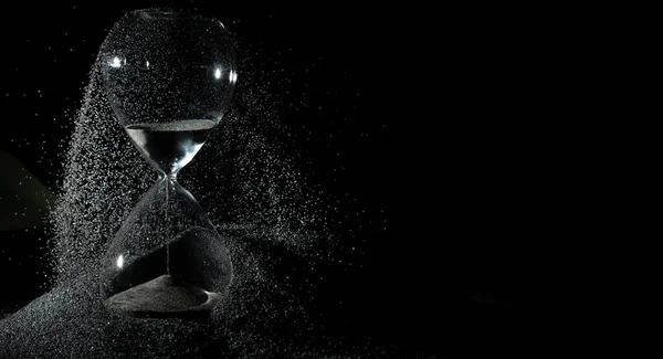 Hourglass Προσθέσετε Περισσότερη Άμμο Του Χρόνου Μαύρη Άμμο Πάνω Από — Φωτογραφία Αρχείου