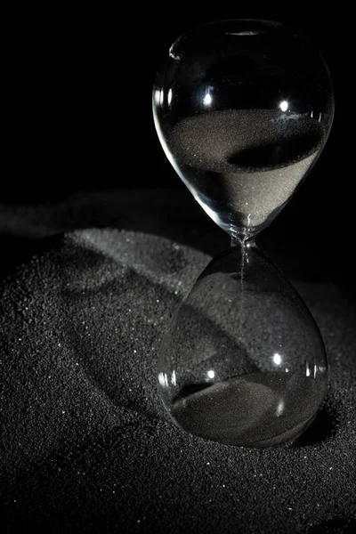 Hourglass Σταθεί Μαύρη Άμμο Σκιά Σιλουέτα Πάνω Από Μαύρο Φόντο — Φωτογραφία Αρχείου