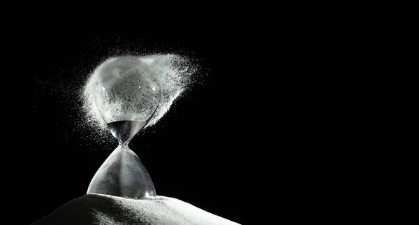 Песочные Часы Добавляют Больше Песка Времени Белом Песке Черном Фоне — стоковое фото